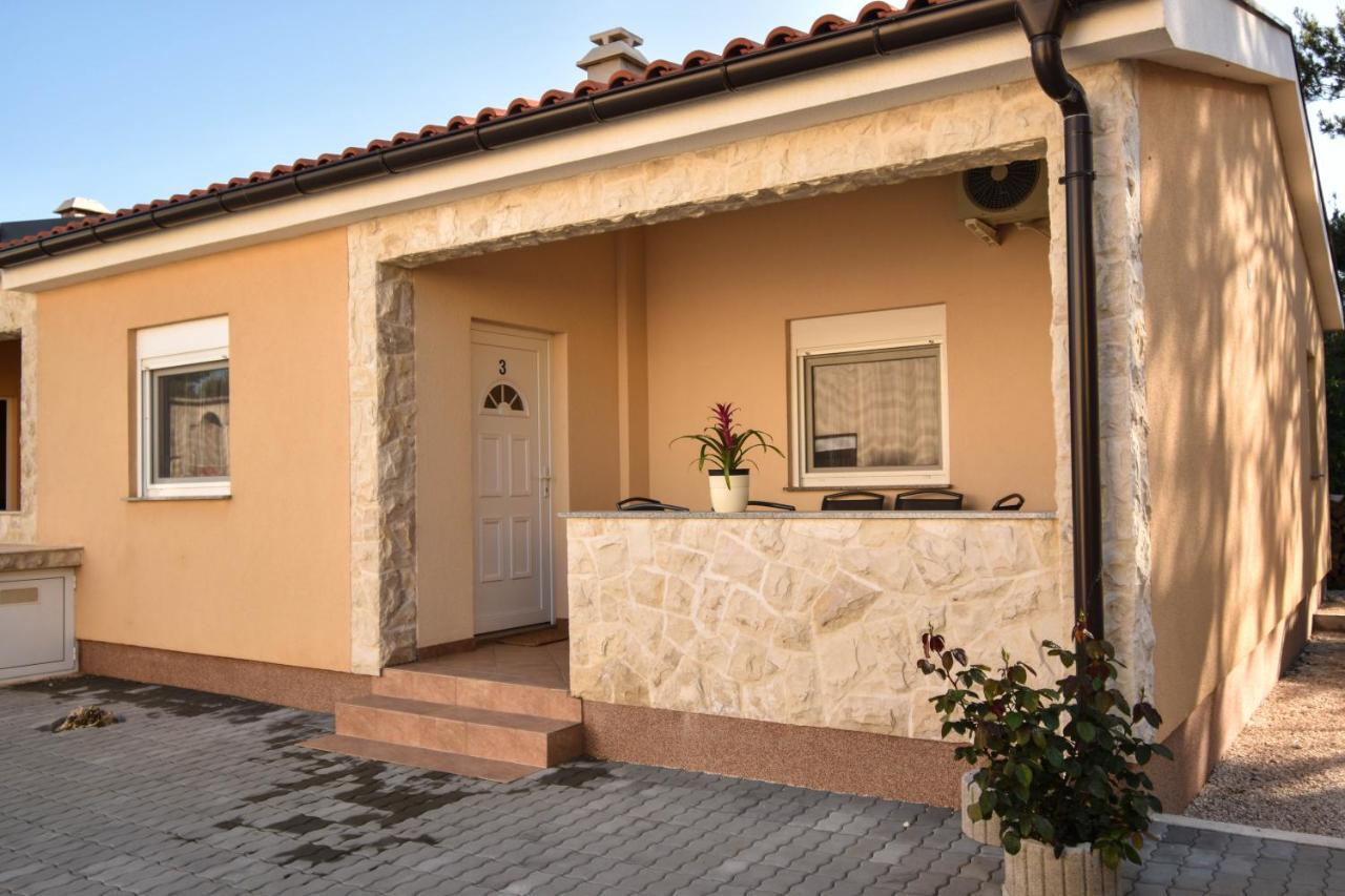Apartmani Lukic Vir Esterno foto